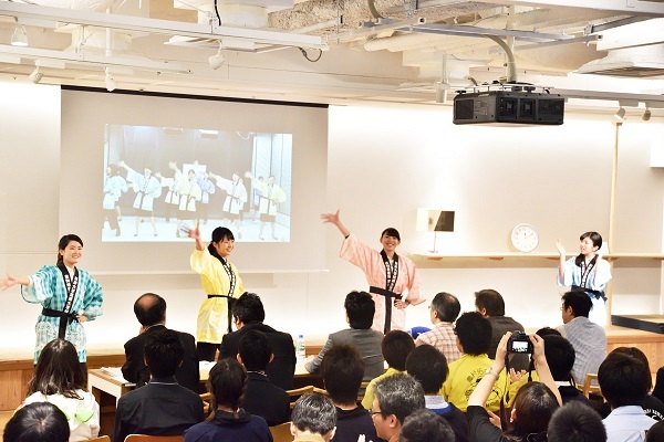 アワード_プレゼンの様子2.jpg